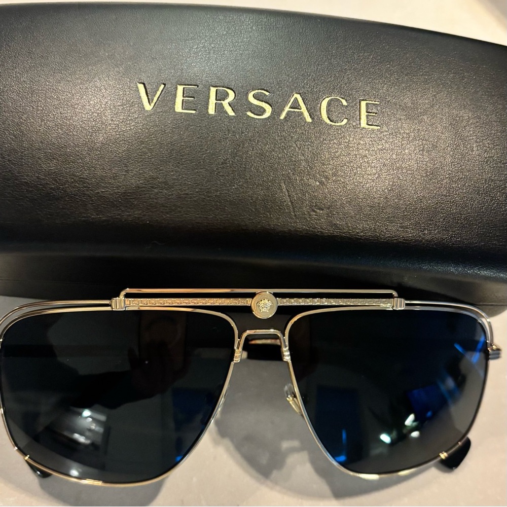NEW Versace Men’s Sunglasses VE2242 Gold and Grey NWT - Picture 3 of 4